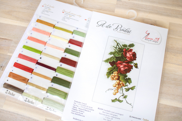 Set de brodat in cruciulita, Trandafiri si struguri, 24x25 cm [2]