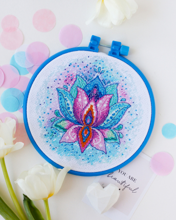 Broderie in cruciulita - Set broderie in cruciulita, cu gherghef, Floarea fericirii, 15x15 cm