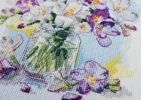 Set broderie in cruciulita, Buchet de frezii, 17x17 cm [3]