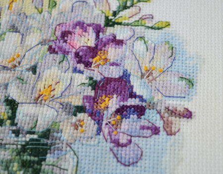 Set broderie in cruciulita, Buchet de frezii, 17x17 cm [4]