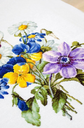 Set de brodat in cruciulita, Buchet de flori, 19x24.5 cm [1]