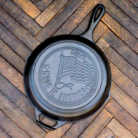 Tigaie adanca rotunda din fonta cu maner si logo American Flag Lodge 26 cm L-8SKFLAG [7]