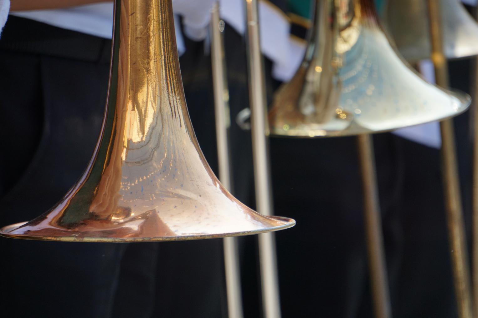 instrumente-muzicale-de-suflat-trompete-fundal-negru