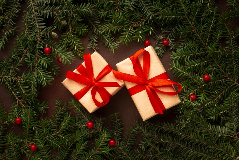 7. Cadouri tata Crăciun - două cadouri, panglici pe roșu