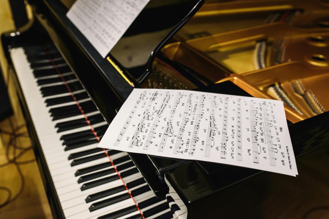 instrumente-muzicale-pian-partitura
