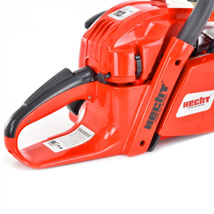 Motofierastrau Hecht 958 lama de 39 cm motor de 58 cm3 cu o putere nominala de 3,3 cp. Greutate 5,5 kg. [7]