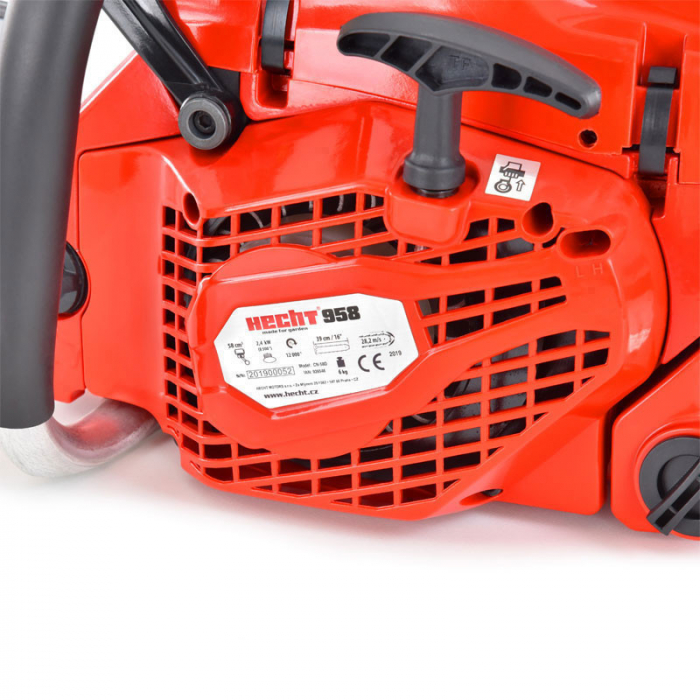 Motofierastrau Hecht 958 lama de 39 cm motor de 58 cm3 cu o putere nominala de 3,3 cp. Greutate 5,5 kg. [5]