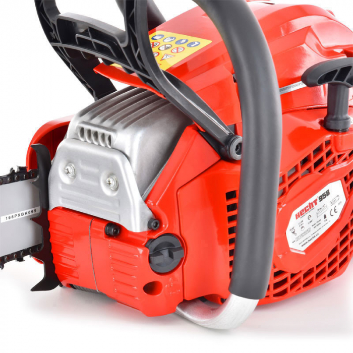 Motofierastrau Hecht 958 lama de 39 cm motor de 58 cm3 cu o putere nominala de 3,3 cp. Greutate 5,5 kg. [4]