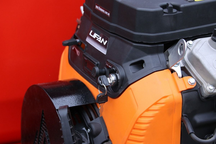 Tocator de crengi MS-120 BD-K , motor 20CP, ∅ max. 120 mm, cu banda de transportare [17]
