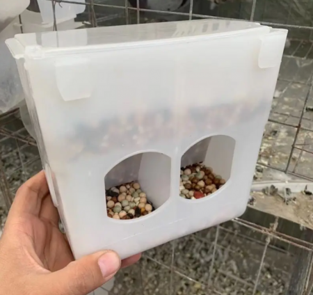 Hrănitor  cu 3 gauri pentru Porumbei și Păsări Mici – Durabil, Igienic și Ușor de Utilizat [3]