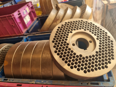 Matrita pentru granulator KL-250 cu gauri de 3 mm Ø [6]