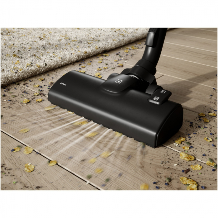 Aspirator cu sac Electrolux Seria 500 EB51C2DB, 750W, perie premium AllFloor, perie Parketto, 37% plastic reciclat, filtru HEPA lavabil, tub telescopic cu sistem de fixare, raza de actiune 8,5 m, accesorii 2in1 in bord, albastru denim [9]