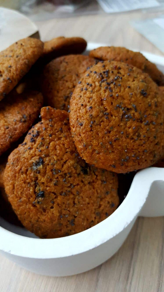 Biscuiti vegani cu mac si prune 140g LaBiscuiterie [2]