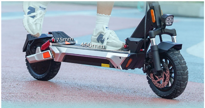 Trotineta electrică KuKirin M4 Max 2025, motor 800W, baterie 48V 18.2Ah, viteză maximă 45 km/h, autonomie de până la 64 km, anvelope de 10 inch, frâne pe disc și suspensie dublă [10]