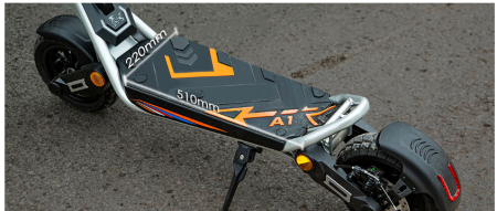 Trotineta electrică KuKirin A1, motor de 800W, baterie de 48V 13Ah, viteză maximă 45 km/h, autonomie de până la 45 km, anvelope de 10 inch, frâne pe disc și suspensie dublă [9]