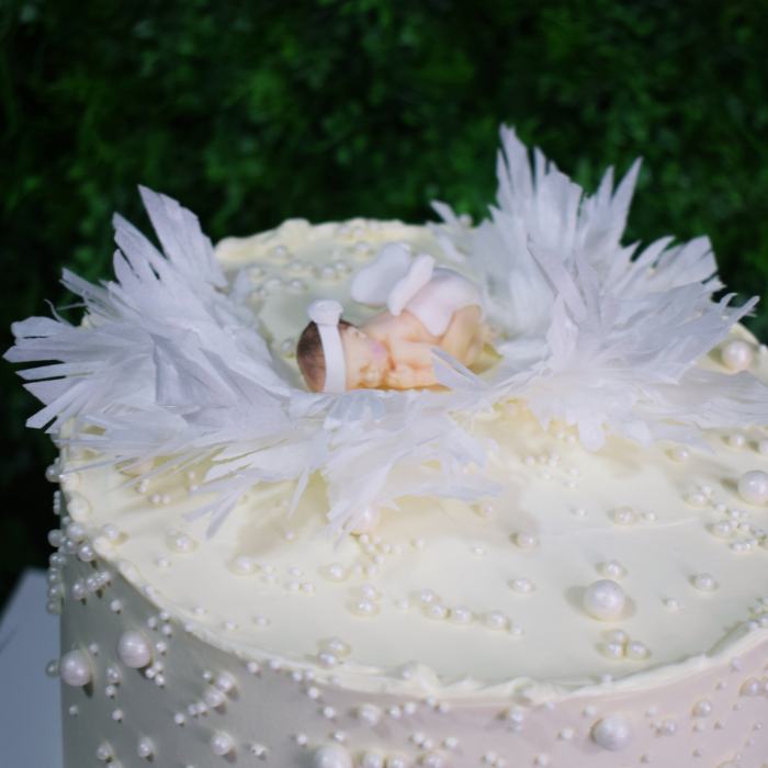 tort botez alb elegant cu pene si perle [2]