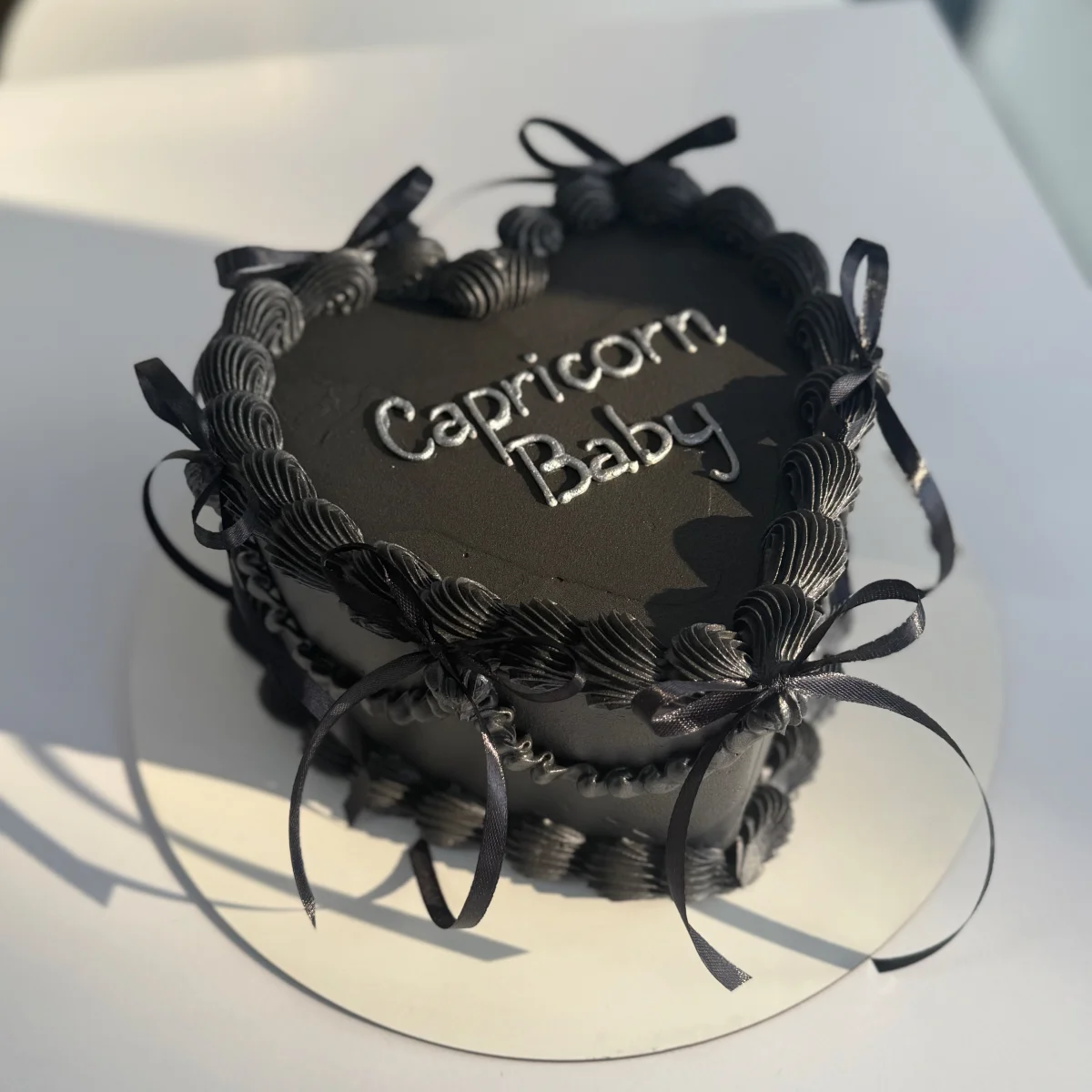 Torturi Personalizate - Tort Negru cu Fundite in forma de Inima