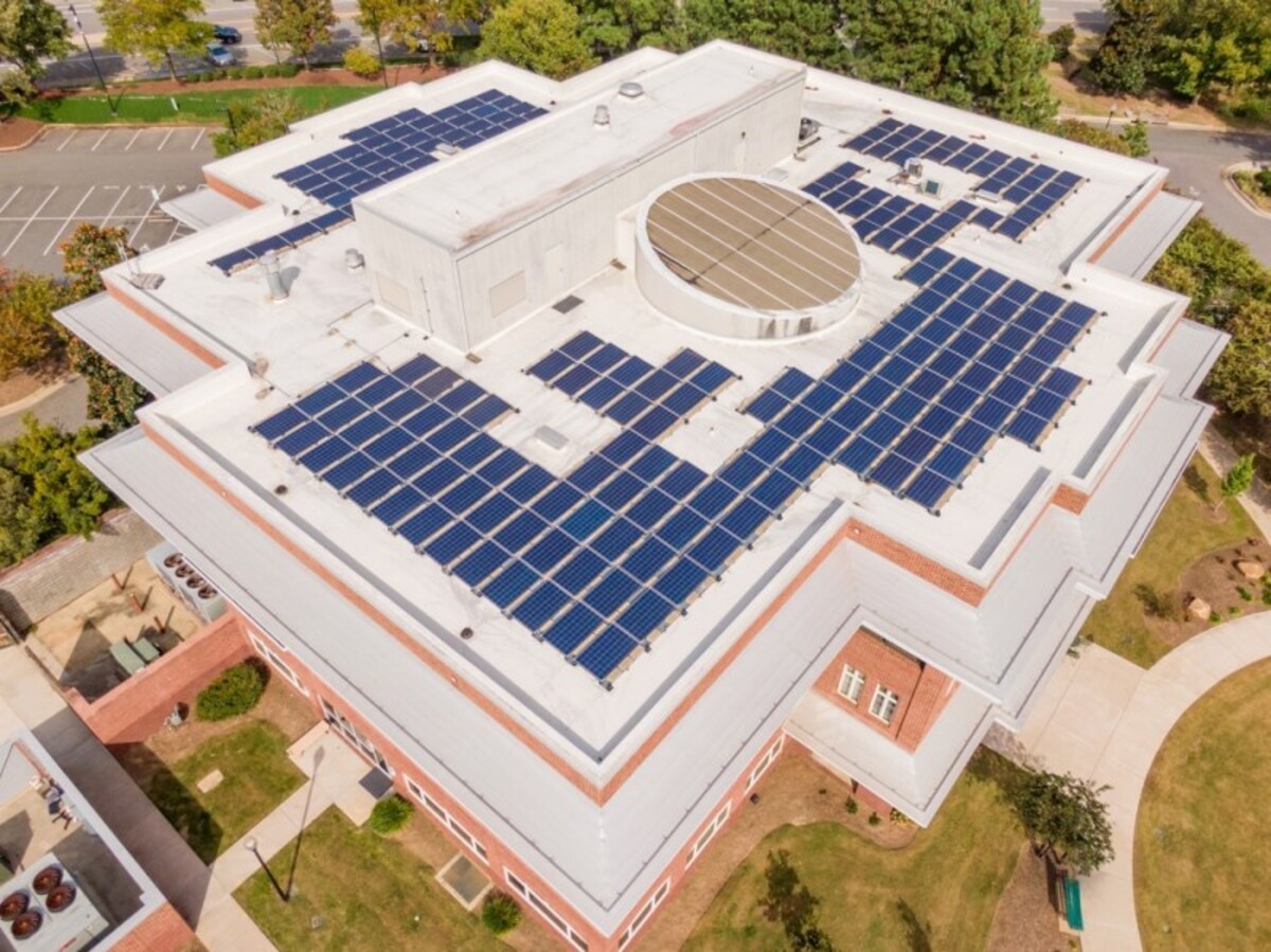 Beneficiile integrării panourilor solare EcoFlow în spațiile comerciale