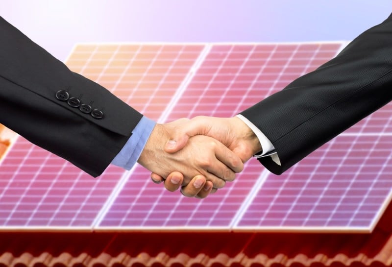  o imagine cu oameni care se bucura de succes financiar