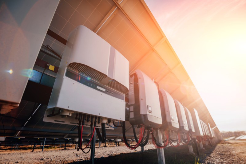 Invertor solar versus generator tradițional: analiza costurilor pe termen lung