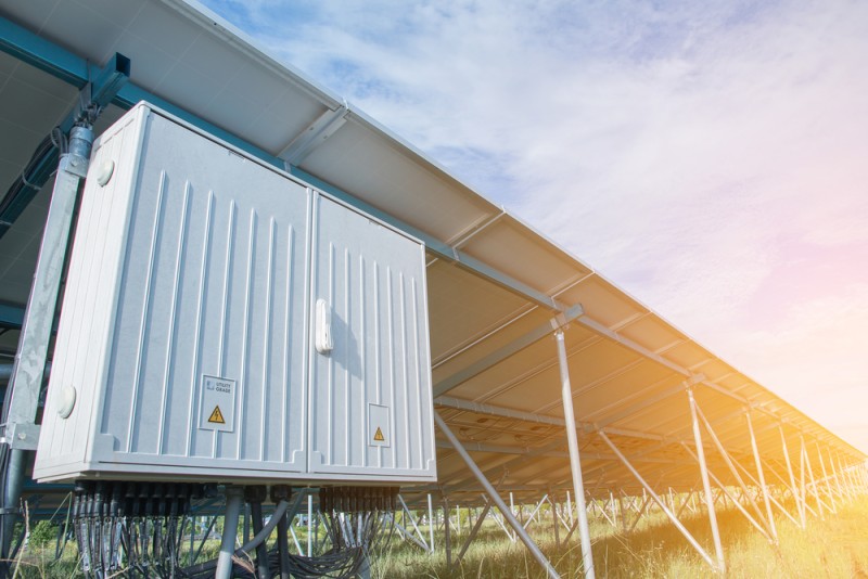 invertor solar sub panouri solare