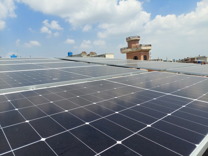 multe panouri solare