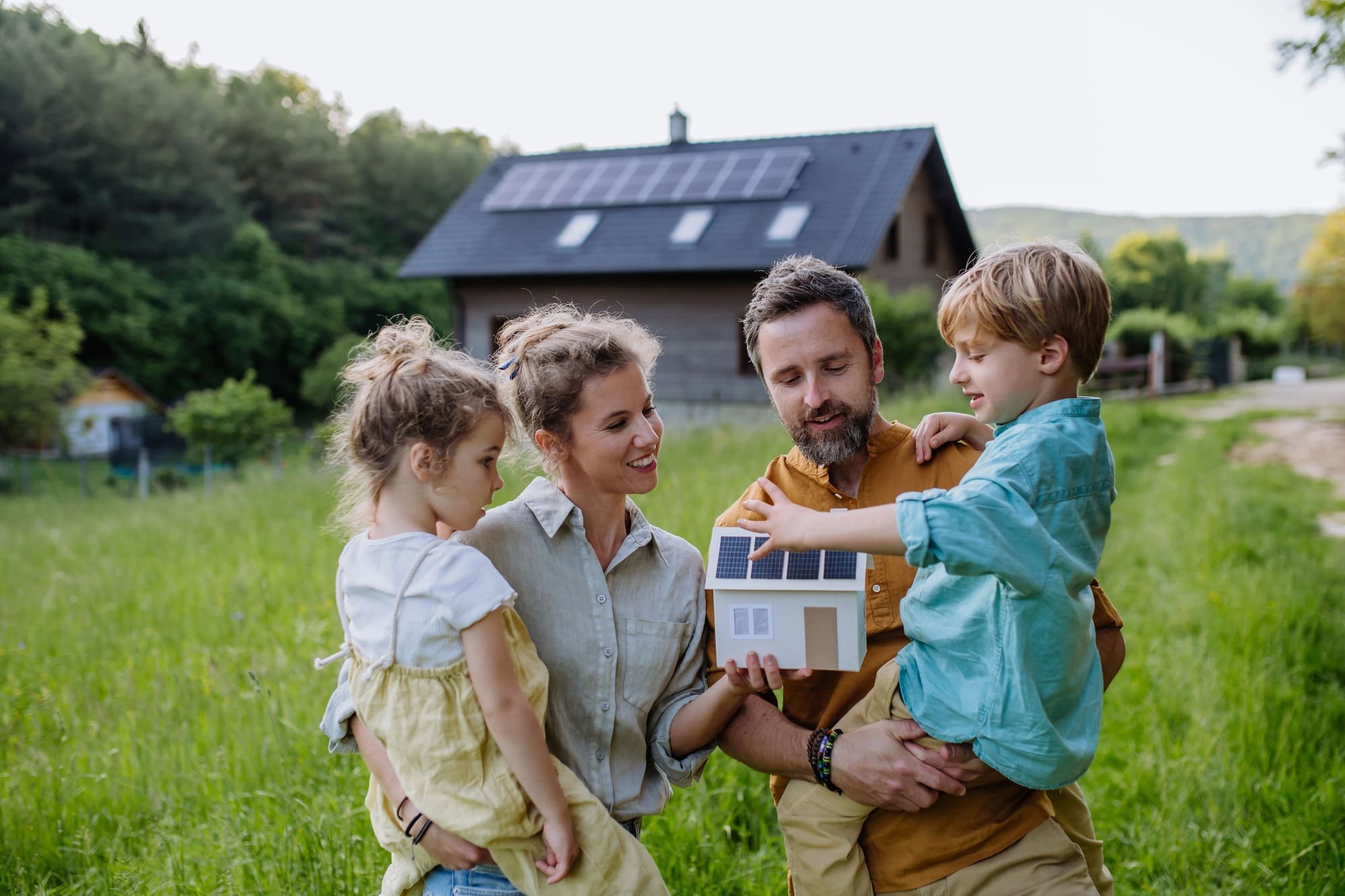 Ghid complet pentru instalarea panourilor fotovoltaice: de la evaluarea ofertei la finalizarea procesului de instalare