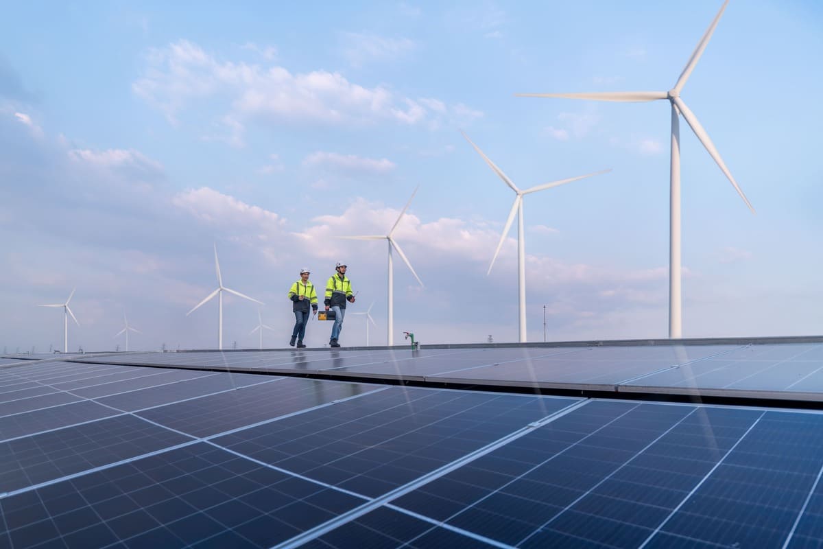 Peisaj cu sisteme solare si turbine eoliene