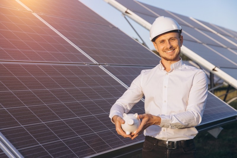 Planificarea financiară pentru investiția într-un panou fotovoltaic: subvenții, credite și ROI