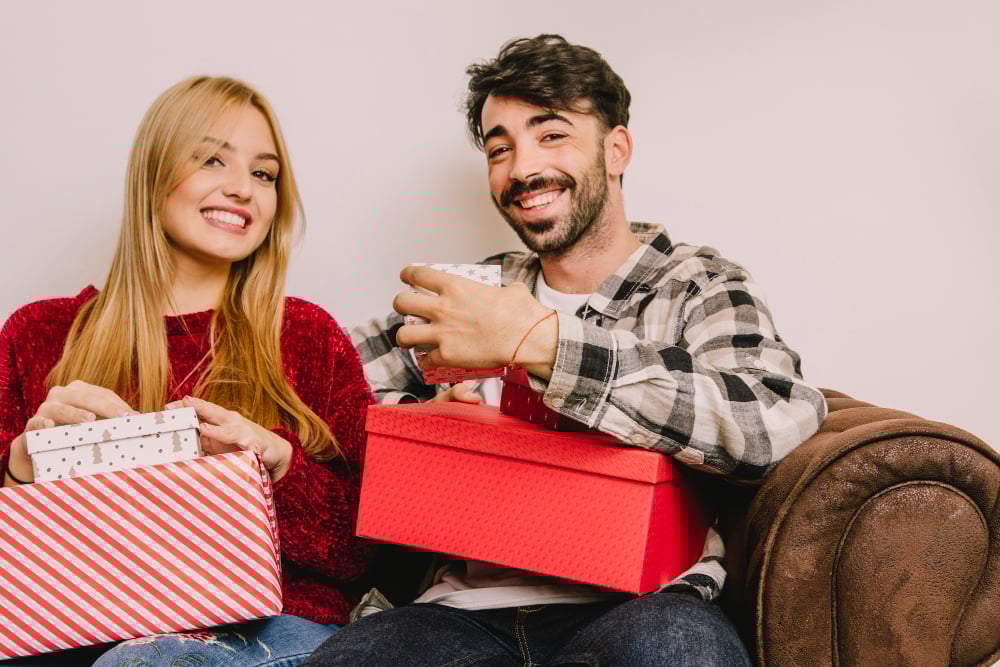 Cadouri personalizate pentru cupluri – mici detalii cu impact mare