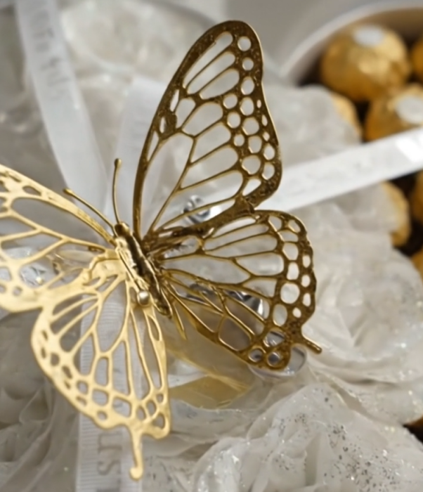 Aranjament din trandafiri albi cu sclipici și bomboane Ferrero – cadoul care impresionează din prima cu Trandafiri din sapun [3]