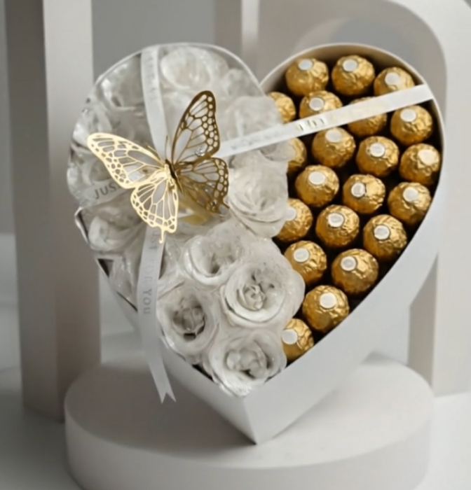 Aranjament din trandafiri albi cu sclipici și bomboane Ferrero – cadoul care impresionează din prima cu Trandafiri din sapun [2]
