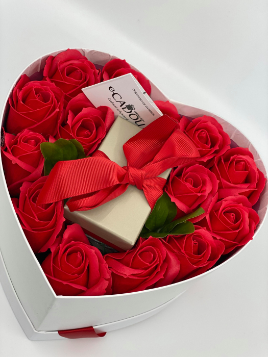 Aranjament floral cu 15 trandafiri din sapun SC-R13T-M3 si Colier Expensive Heart rosu [3]