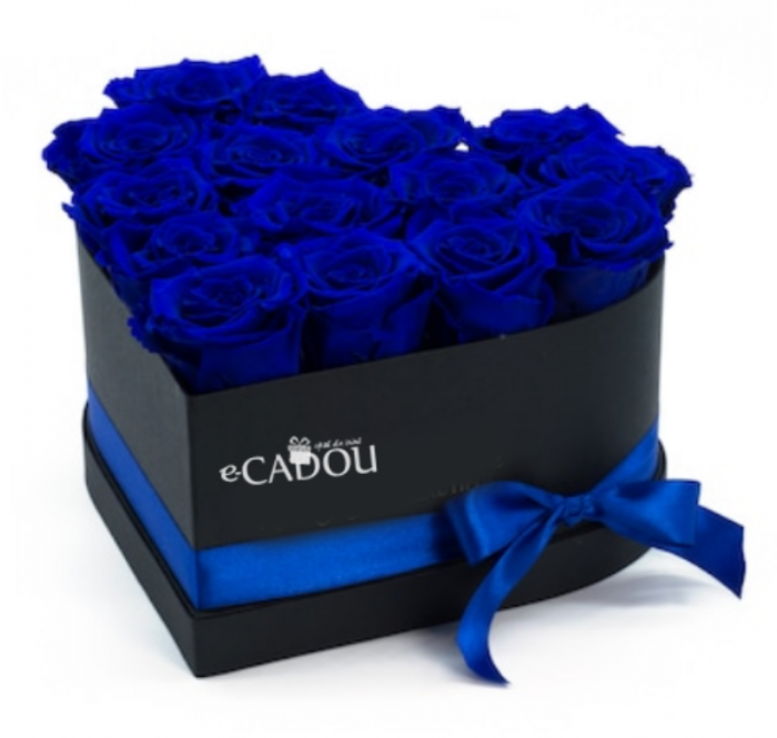 Aranjament floral cu trandafiri albastri de sapun in cutie inima, eCADOU