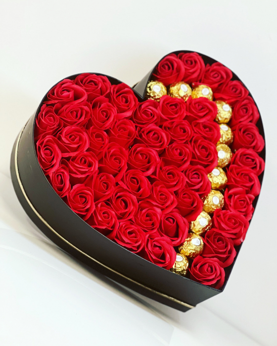 Buchet Luxury Red 3 Aranjament cu trandafiri din sapun si praline de ciocolata Ferrero Rocher [1]