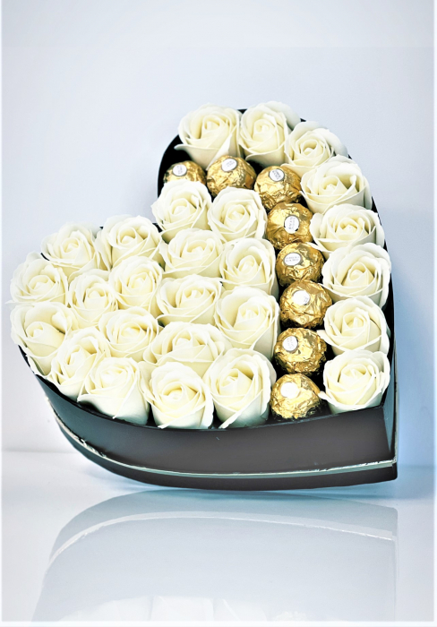 Buchet Luxury White 1 Aranjament cu trandafiri din sapun si praline de ciocolata Ferrero Rocher SUMG101 [1]