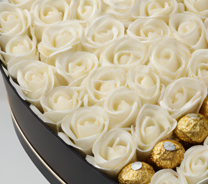 Buchet Luxury White 3 Aranjament cu trandafiri din sapun si praline de ciocolata Ferrero Rocher. [6]
