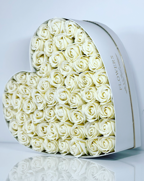 Buchet White 3 Aranjament cu trandafiri din sapun 61 trandafiri albi [1]