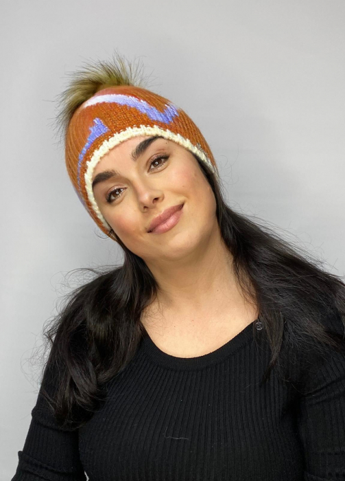 Căciulă cu ciucure, calduroasa, cu bandă din polar în interior, care acoperă urechile și fruntea. [2]