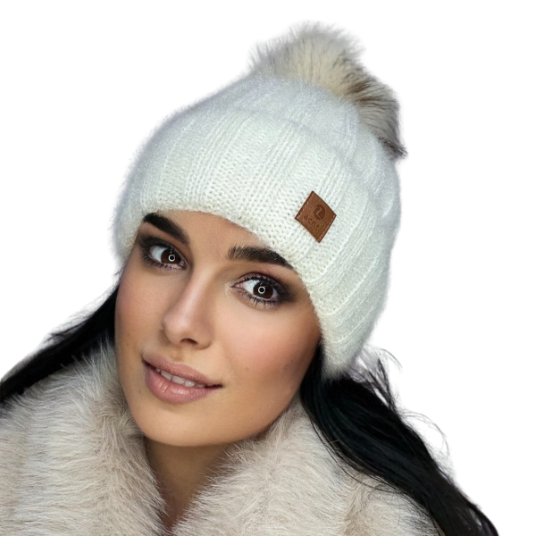 Căciulă de damă DARIA – model de iarnă cu pompon, interior polar, tricot moale și foarte călduroasă [1]