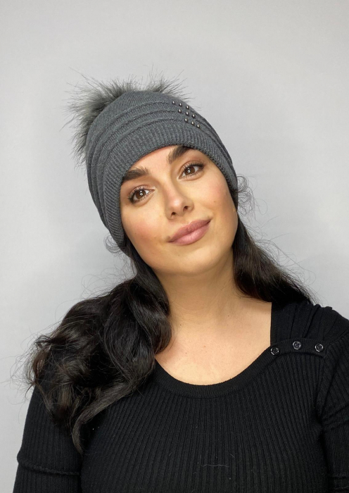 Caciula gri inchis cu ciucure, calduroasa, dublata în interior, care acoperă urechile și fruntea VERA [2]