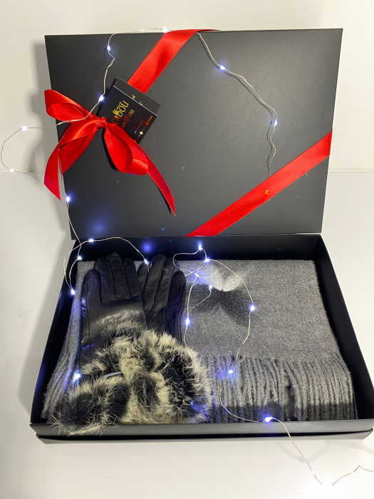 Cadoul perfect de Crăciun - Eșarfă de damă din lână și vâscoză și mănuși S din piele negre cu blanita [3]