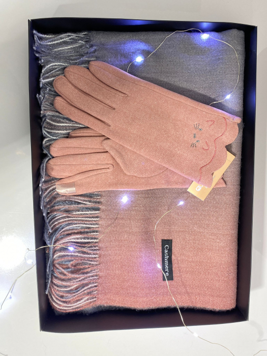 Cadoul perfect de Crăciun - Eșarfă de damă din lână și vâscoză și mănuși din material textil, catifelat [5]