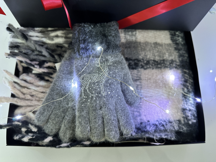 Cadoul perfect de Crăciun - Eșarfă groasa de damă din cashmere și mănuși  groase cu blăniță și ștrasuri cu gri 5707STR [2]