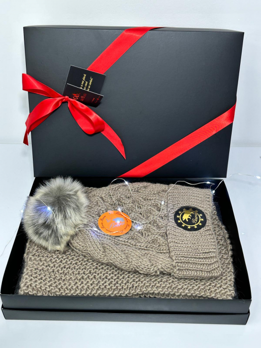 Cadoul perfect de Crăciun - Set caciula cu fular asortat, din lana, ambalat in cutie cadou, model IULIA  maro [3]