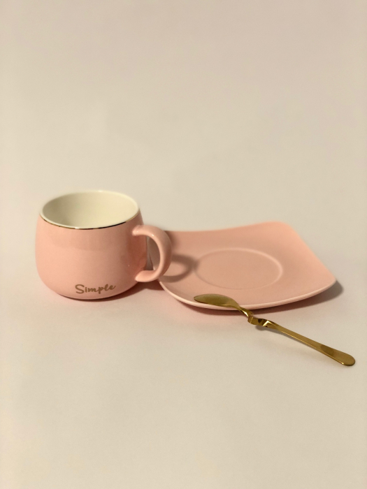 Cana de cafea roz cu tavita si lingurita