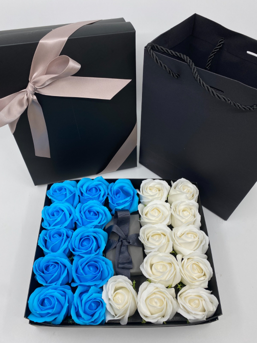 Pachet cadou dama Cube albastru aquamarine cu cristale si 19-22 trandafiri de sapun [3]