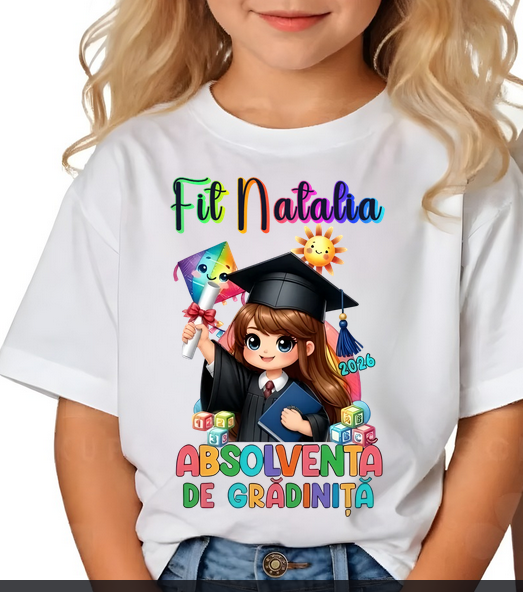 Tricouri personalizate pentru final de an școlar cu design cu tocă. Potrivite pentru clase, grădinițe și profesori. [2]