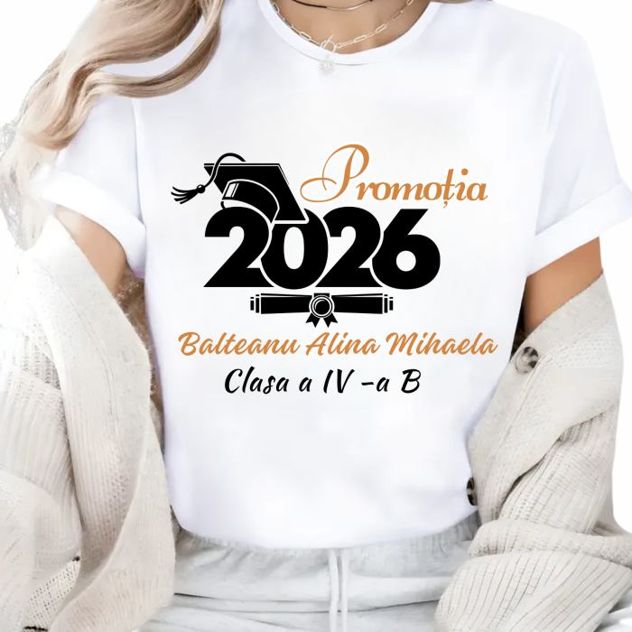 Tricouri personalizate pentru final de an școlar cu design cu tocă. Potrivite pentru clase, grădinițe și profesori. [2]