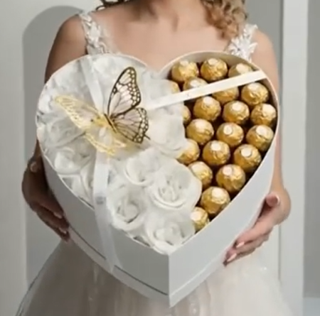 Aranjament din trandafiri albi cu sclipici și bomboane Ferrero – cadoul care impresionează din prima cu Trandafiri din sapun [3]